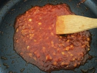 8、Pizza,小火搅拌至粘稠，Pizza酱就做好了，盛起备用
