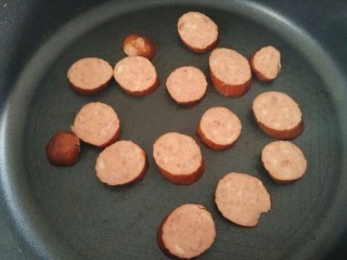 10、Pizza,放入红肠片略煎至上色