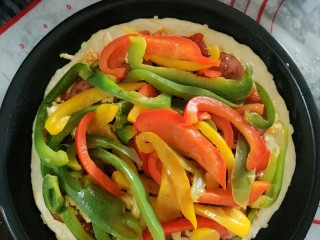 16、Pizza,铺上三色椒