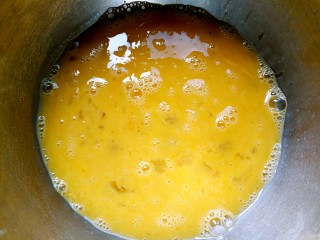 1、香菇炒蛋面(附自制鸡蛋面做法),将鸡蛋加盐打散