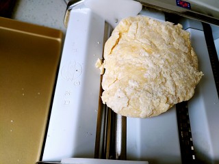 4、香菇炒蛋面(附自制鸡蛋面做法),将面团分成几块,按扁