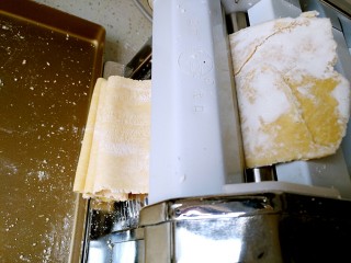 6、香菇炒蛋面(附自制鸡蛋面做法),将压面机调到薄面片档,将较厚的面片压薄