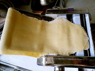 7、香菇炒蛋面(附自制鸡蛋面做法),将压面机调到出面档