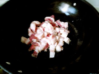 10、香菇炒蛋面(附自制鸡蛋面做法),将五花肉切小块,放炒锅里