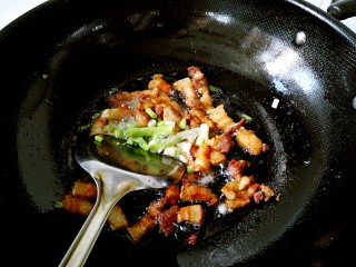 12、香菇炒蛋面(附自制鸡蛋面做法),加入葱头炸一会儿