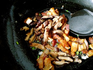 14、香菇炒蛋面(附自制鸡蛋面做法),翻炒均匀