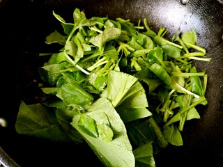 15、香菇炒蛋面(附自制鸡蛋面做法),加入青菜和调料