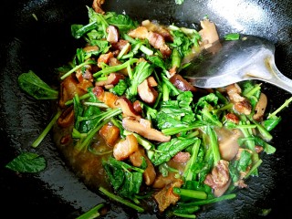 16、香菇炒蛋面(附自制鸡蛋面做法),翻炒均匀