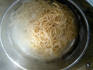 17、香菇炒蛋面(附自制鸡蛋面做法),锅里放适量水,烧开后加入面条,中筷子快速搅散