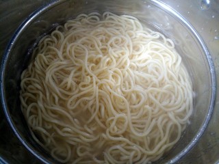 18、香菇炒蛋面(附自制鸡蛋面做法),开锅后小火煮至面条成熟