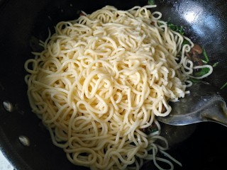 19、香菇炒蛋面(附自制鸡蛋面做法),将面条捞出放入炒锅