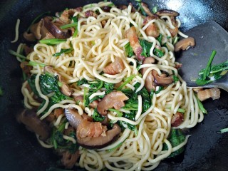 20、香菇炒蛋面(附自制鸡蛋面做法),小火翻拌均匀