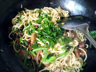 21、香菇炒蛋面(附自制鸡蛋面做法),加入葱末,小火翻炒均匀