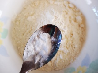 3、微波炉版美味披萨,加入小苏打和少许盐