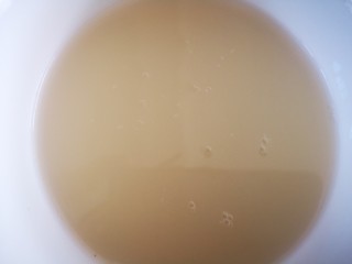 4、微波炉版美味披萨,另取碗将酵母用温水化开