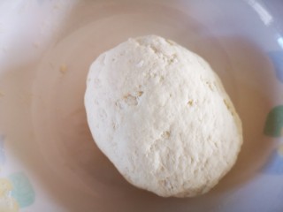 6、微波炉版美味披萨,用手揉成面团醒10分钟