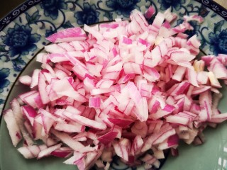 10、微波炉版美味披萨,将洋葱、番茄切丁，小葱切成葱花(番茄和葱忘记拍照了????)