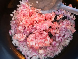 14、微波炉版美味披萨,放入肉末翻炒