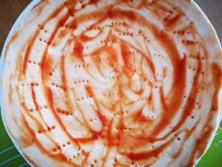 22、微波炉版美味披萨,在面饼上涂抹上一层番茄酱