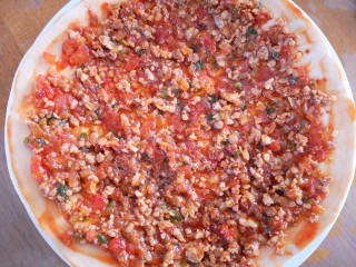 23、微波炉版美味披萨,然后将事先炒好的酱料均匀的放在面饼上