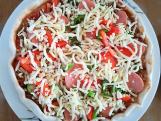 26、微波炉版美味披萨,为防止加热时酱料外溢，将面饼边缘竖起一圈