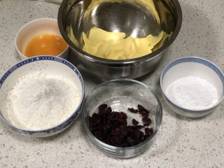 1、零失败|蔓越莓曲奇,准备好材料，黄油室温软化