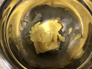 2、零失败|蔓越莓曲奇,黄油室温软化到可以用手指一按，很容易按出凹陷