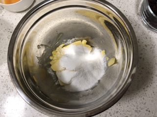 3、零失败|蔓越莓曲奇,倒入糖粉（ps：糖粉用的是纯糖粉，我是用磨粉机把细砂糖磨成糖粉的，不要用成了市场买的混有玉米淀粉的糖粉，那是用来防潮的）