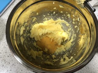 7、零失败|蔓越莓曲奇,然后再倒入剩下的蛋液，继续用打蛋器低速搅打均匀