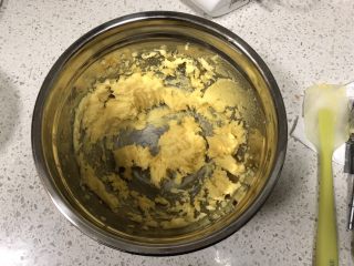 8、零失败|蔓越莓曲奇,最后的黄油蛋液是这个状态的，不要过度搅打哦，均匀即可