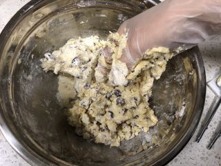 12、零失败|蔓越莓曲奇,先用刮刀翻拌、按压，然后带上一次性手套，抓、轻揉捏