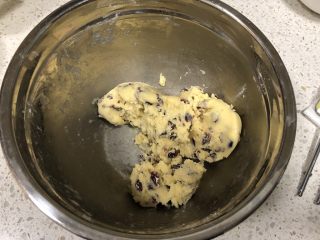 13、零失败|蔓越莓曲奇,没有干面粉状态了就可以了，不要过度揉