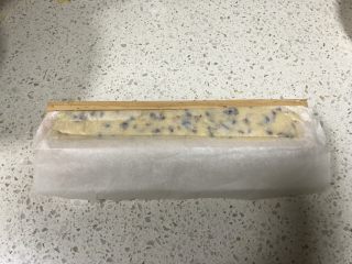 15、零失败|蔓越莓曲奇,用刮刀刮入面团，按压，整理整齐，包好放冰箱冷冻1小时