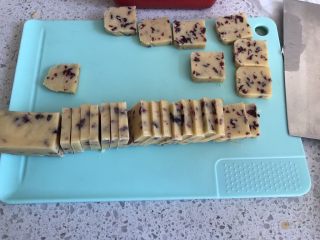 17、零失败|蔓越莓曲奇,切成每一片半厘米厚的方块