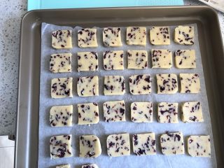 18、零失败|蔓越莓曲奇,把饼干胚放在铺了油纸的烤盘内，每一片饼干之间要留出间隙，因为烤制时面团会膨胀