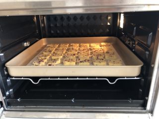 19、零失败|蔓越莓曲奇,烤箱需要提前预热上下火，170度，上下火，烤盘放在中层，烤15分钟（中途需要看着饼干，不要让上色太深）