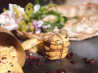 20、零失败|蔓越莓曲奇,出炉的曲奇很香，午后，晒着阳光的曲奇很诱人