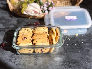 22、零失败|蔓越莓曲奇,放凉以后装在了就盒子里面吧，给家人当做小零食