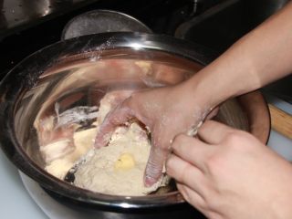 2、芝士榴莲披萨,黄油最后才放进面粉团，分两三次撮合。