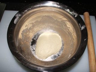 4、芝士榴莲披萨,发酵至原来一倍大小即可。