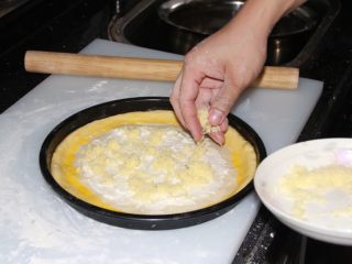 11、芝士榴莲披萨,撒上马苏里拉芝士碎条（刚好铺上一层即可）。