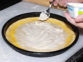 9、芝士榴莲披萨,最低层涂上德国进口奶酪，注意给边缘预留空间，涂多少根据个人口味。