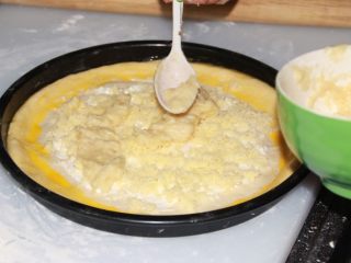 12、芝士榴莲披萨,铺上一层榴莲，注意不是越多越好，仅仅铺平即可。