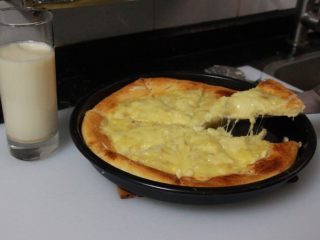 16、芝士榴莲披萨,拉丝效果。如果你想拉丝更长更直观，马苏里拉芝士切条就必须更粗、分布更均匀。