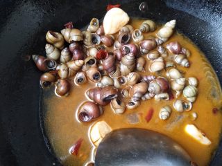 2、螺丝盏,香辣田螺去壳