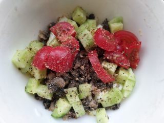 5、螺丝盏,黄瓜切丁，西红柿切片，加到田螺肉里，放黑胡椒拌匀