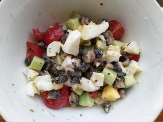 6、螺丝盏,鸡蛋切丁，放入沙拉中，加橄榄油柠檬汁拌匀待用