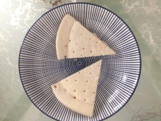 1、红豆沙芝士小软饼,把披萨切成如图的小三角形。