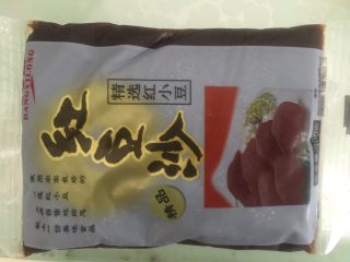 2、红豆沙芝士小软饼,准备好红豆沙。