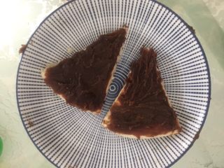 3、红豆沙芝士小软饼,把红豆沙均匀抹在饼皮上，可以戴上一次性手套，抹得会比较均匀。